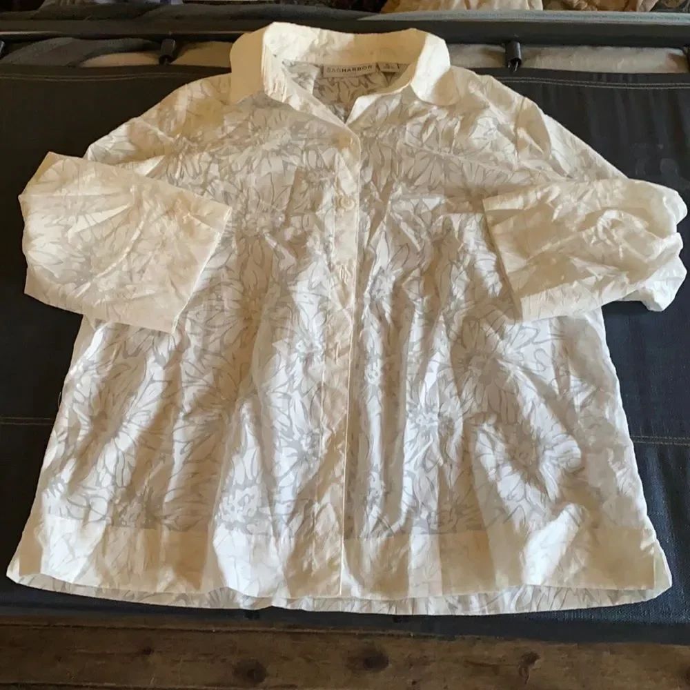 Sag Harbor Sheer floral button Down top sz. Large petite